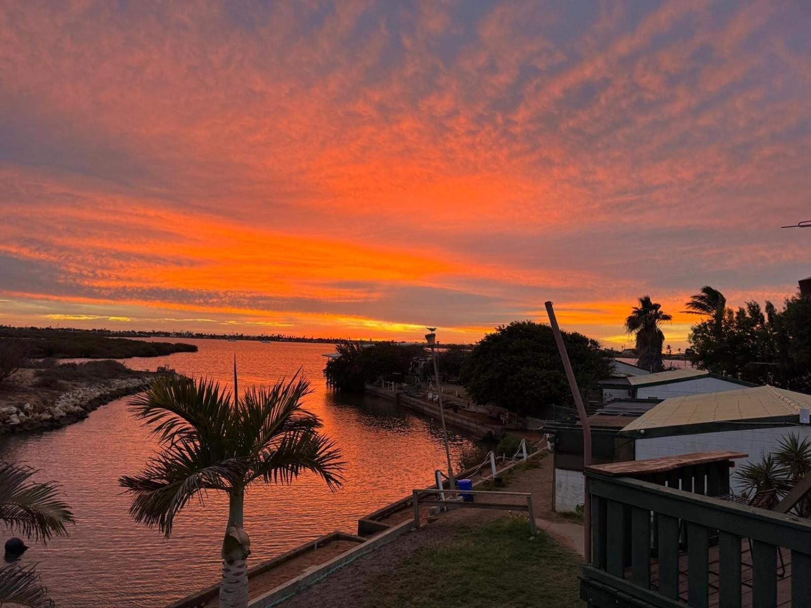 Pelican Point Waterfront Resort Carnarvon Exterior photo