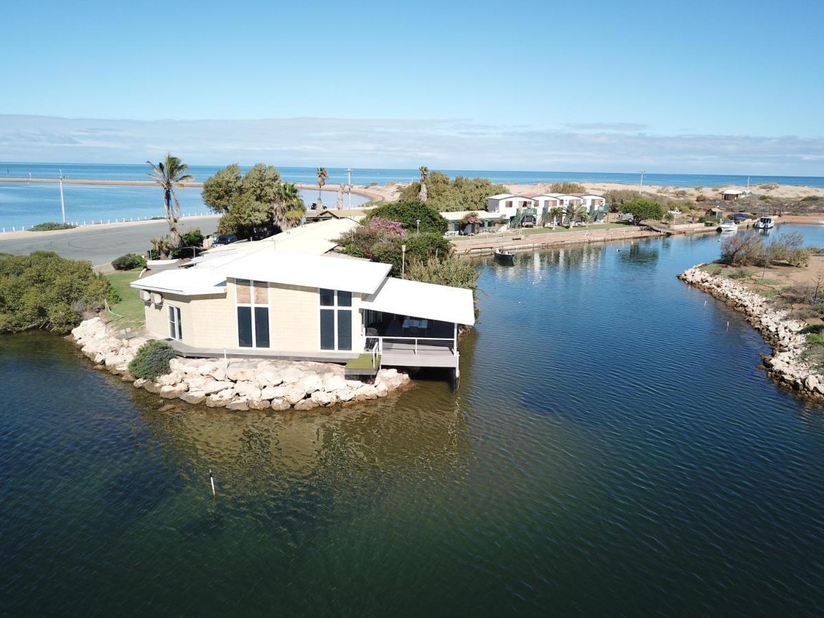 Pelican Point Waterfront Resort Carnarvon Exterior photo