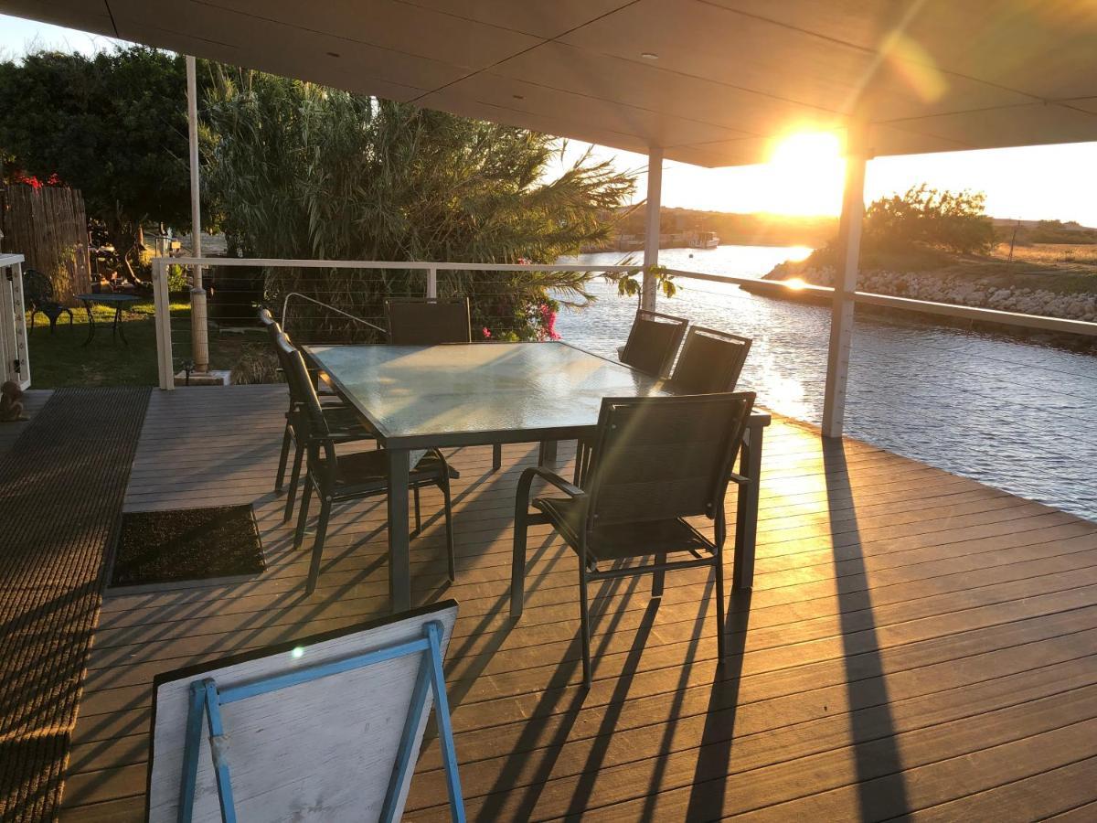 Pelican Point Waterfront Resort Carnarvon Exterior photo
